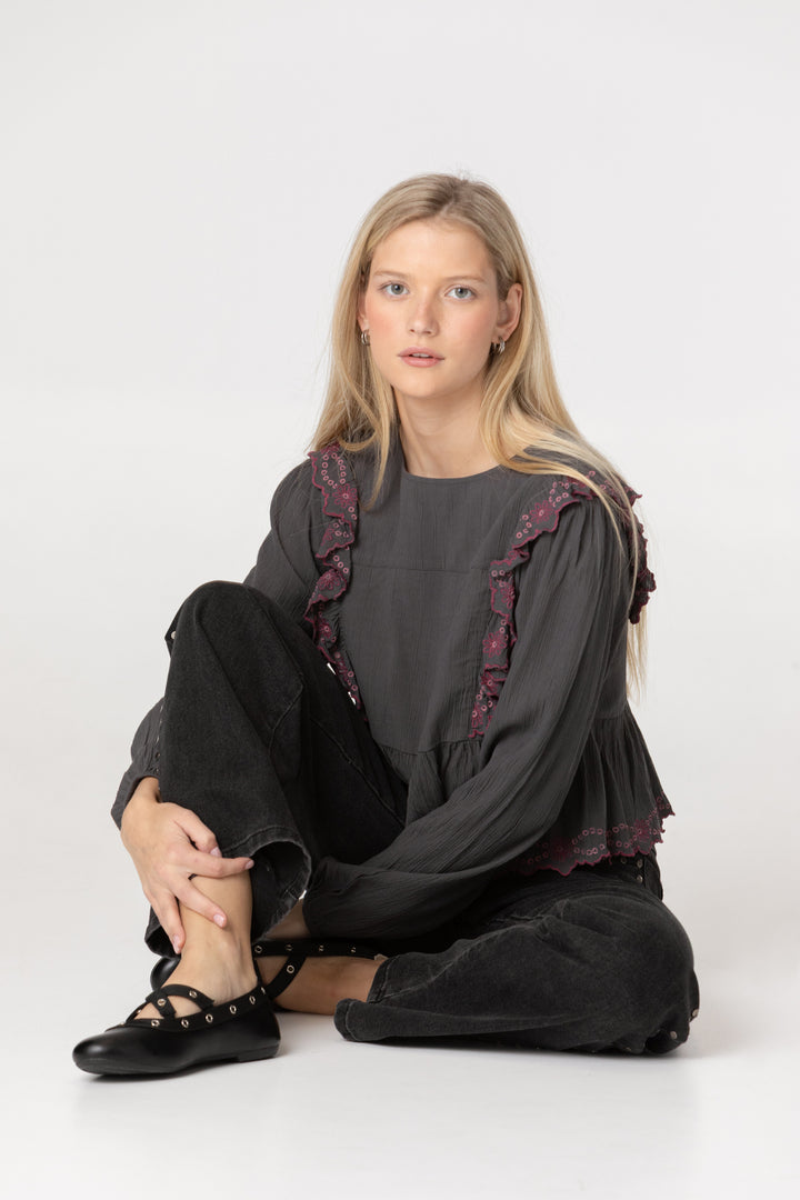 TOP VOLANTES BORDADO