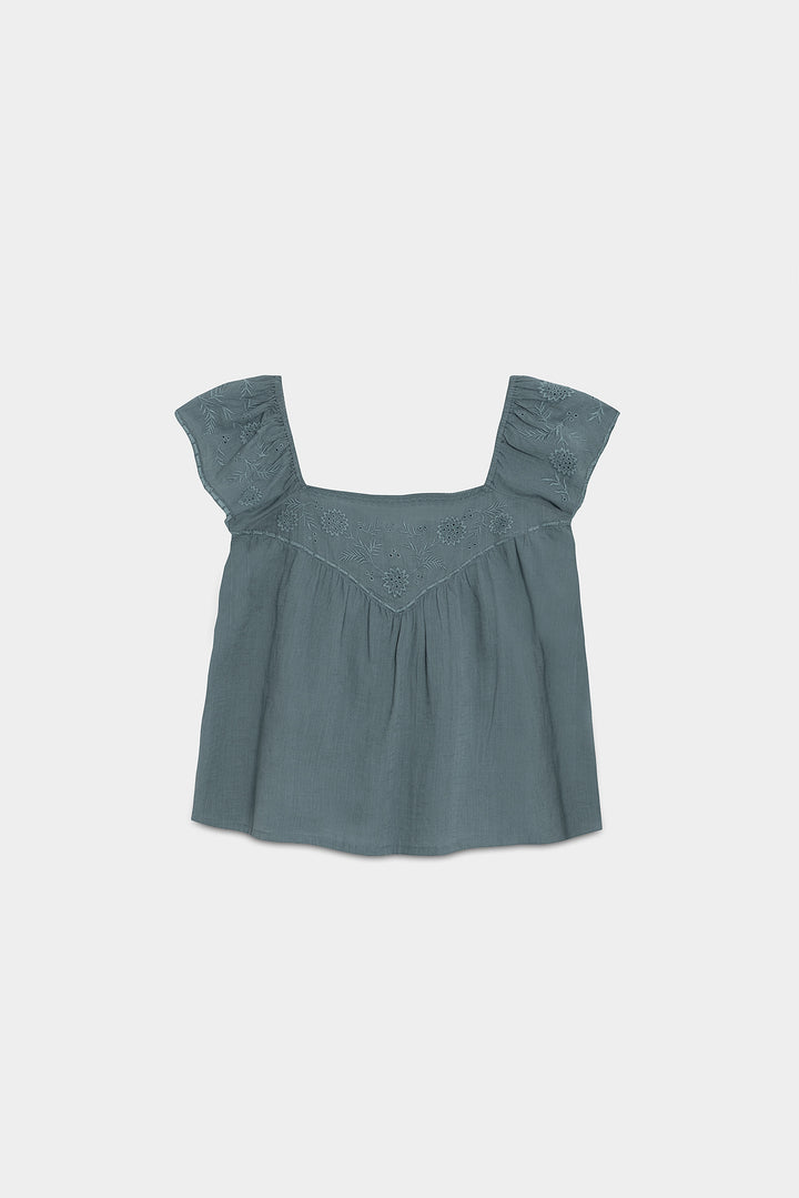 BLUSA FLUIDA DETALLE BORDADO
