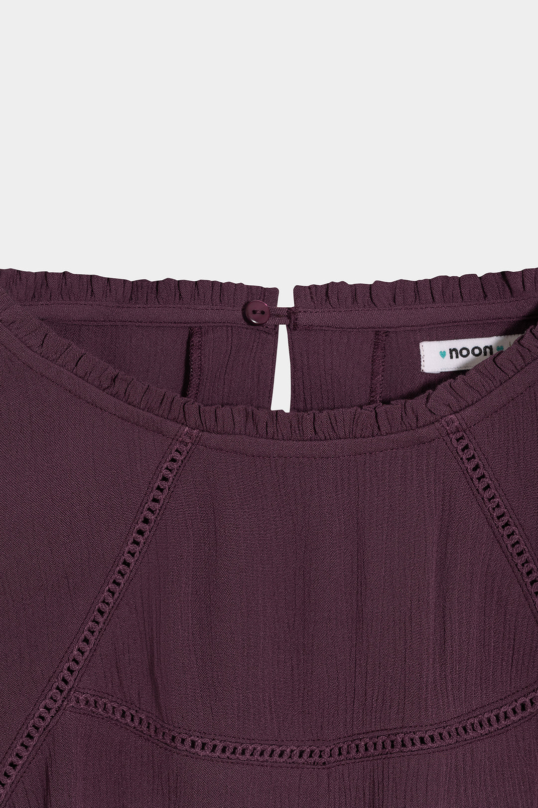 Detalhes da blusa com folhos