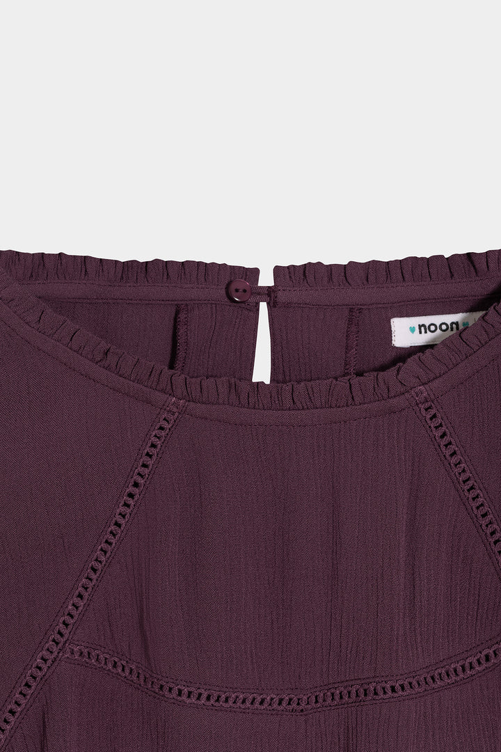 Detalhes da blusa com folhos