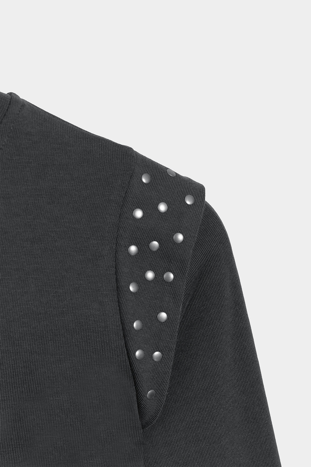 CAMISETA HOMBRO TACHAS