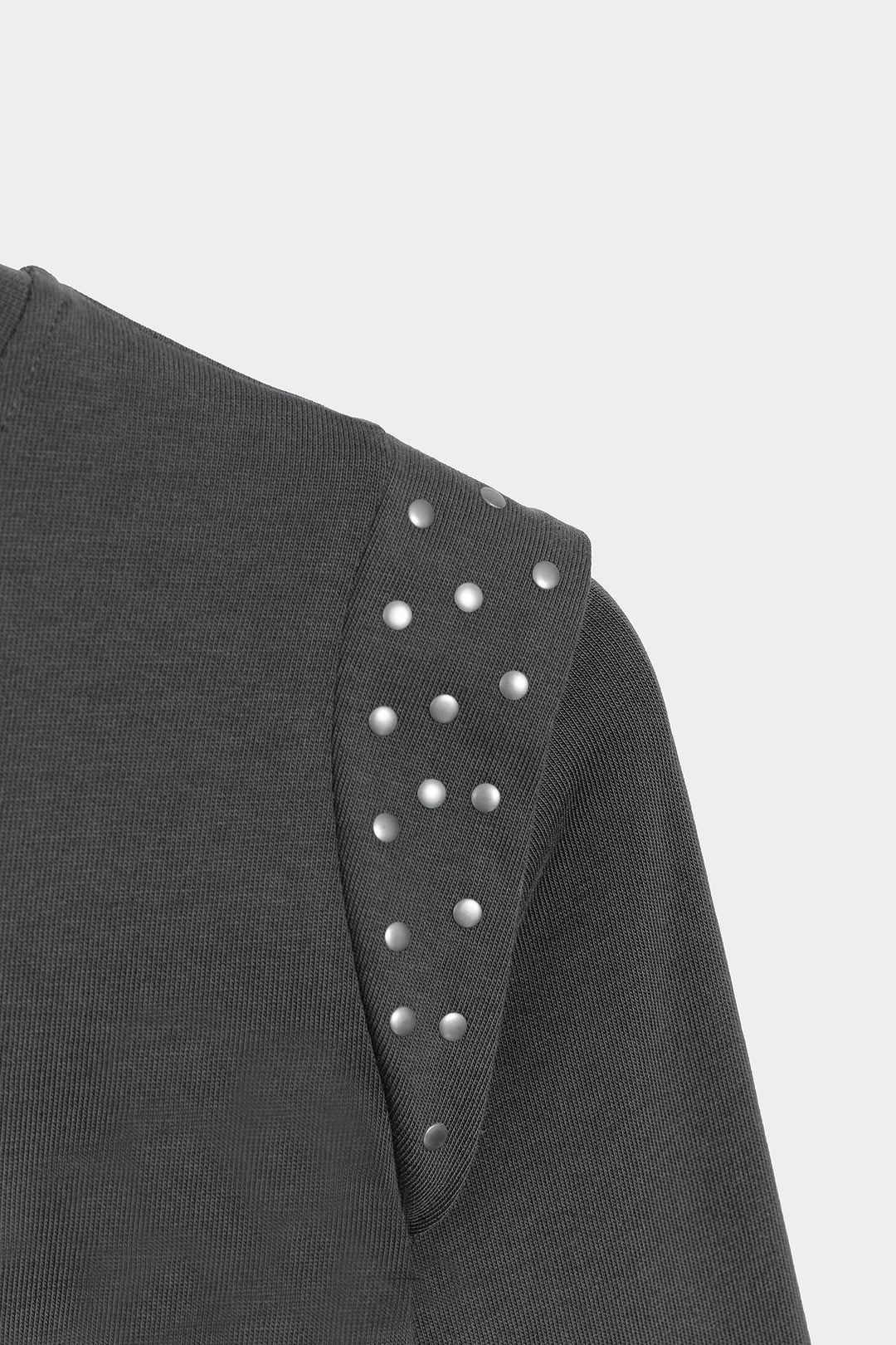 CAMISETA HOMBRO TACHAS