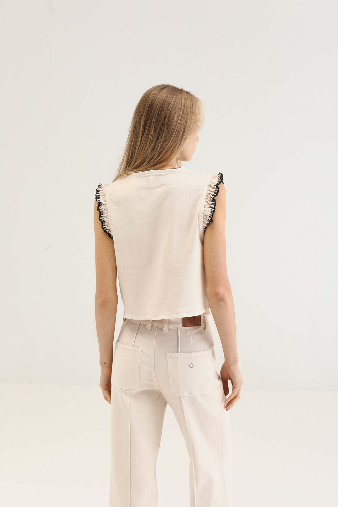 CONTRAST EMBROIDERY VEST