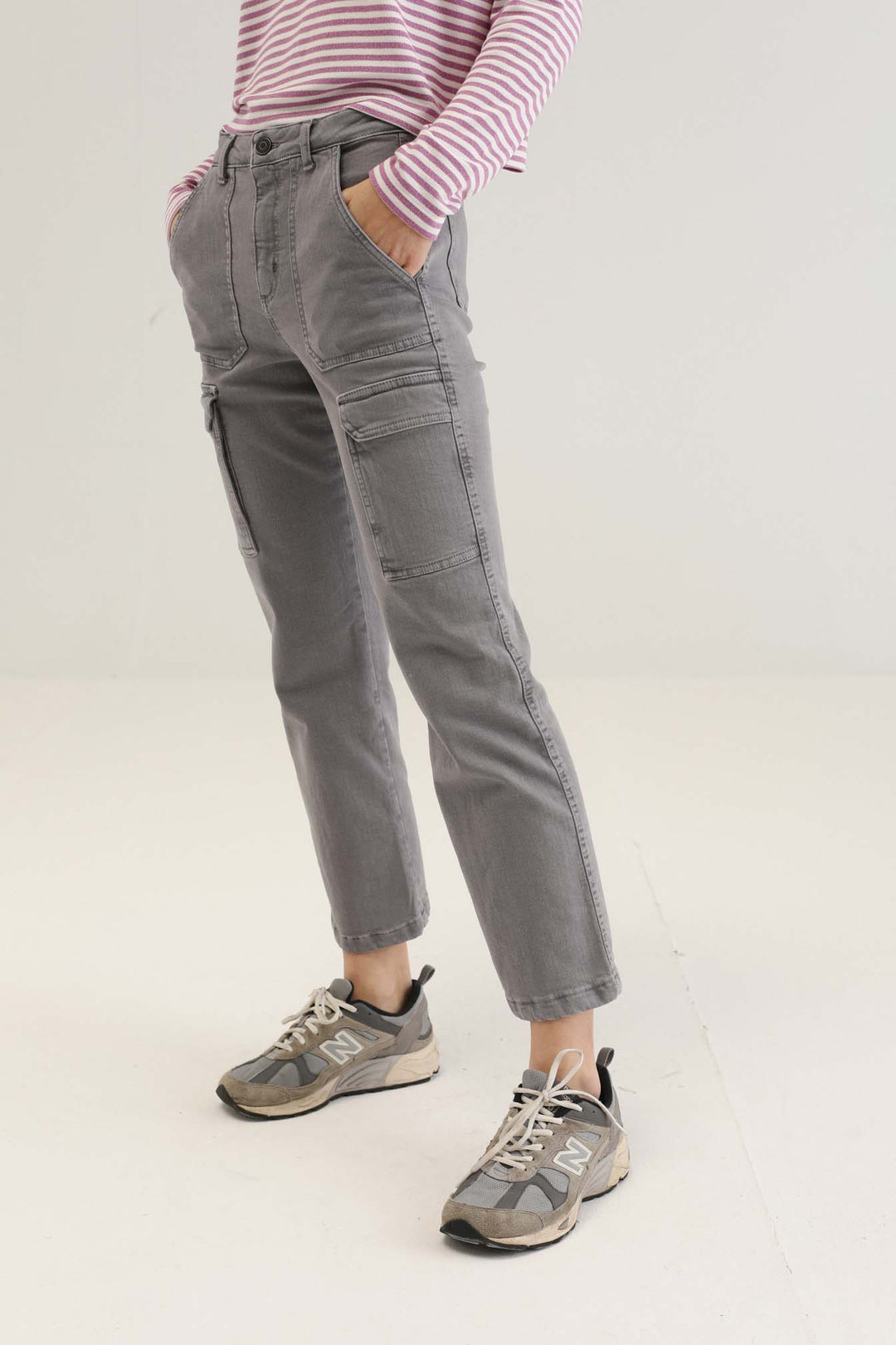 HIGH RISE CARGO JEANS