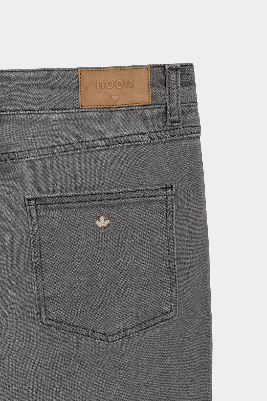 JEANS BORDADO FLORES TACHAS