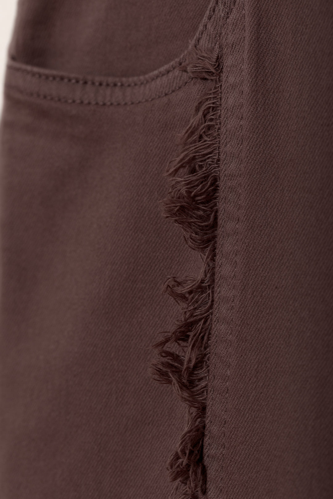 JEANS COSTURA DESFLECADA BAJO VUELTO