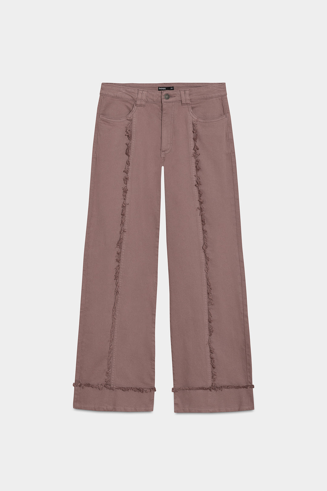 Calças de ganga com costuras desfiadas e bainha dobrada.