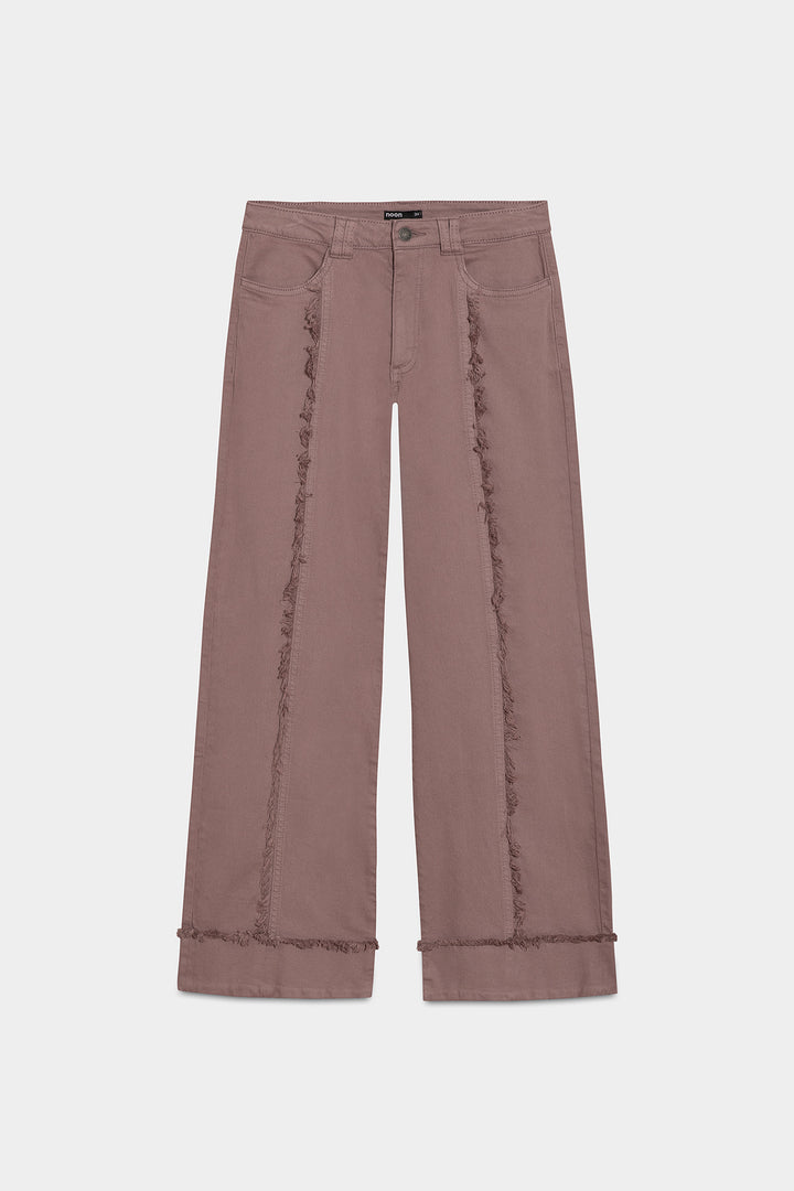 Calças de ganga com costuras desfiadas e bainha dobrada.