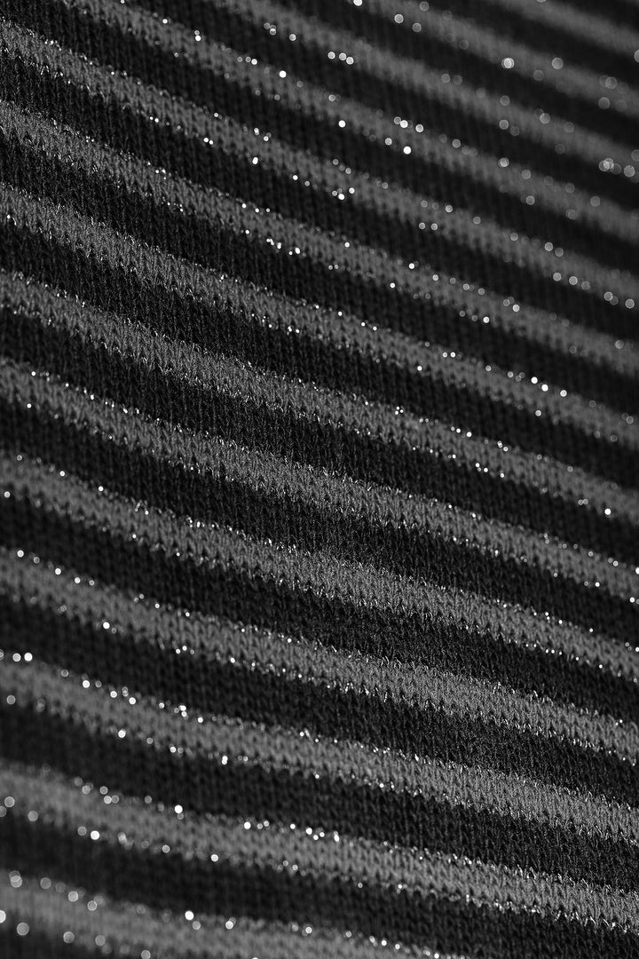 CAMISETA COM ABERTURAS LISTRADAS