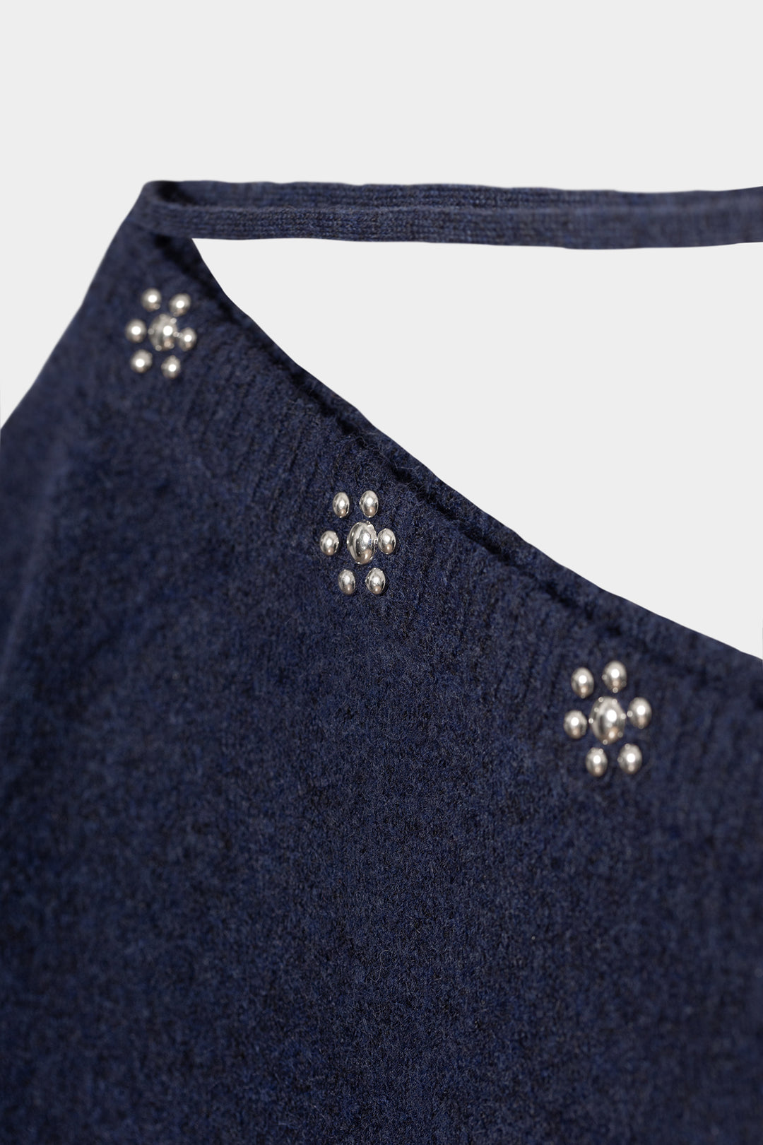 Blusa de malha com laço e tachas