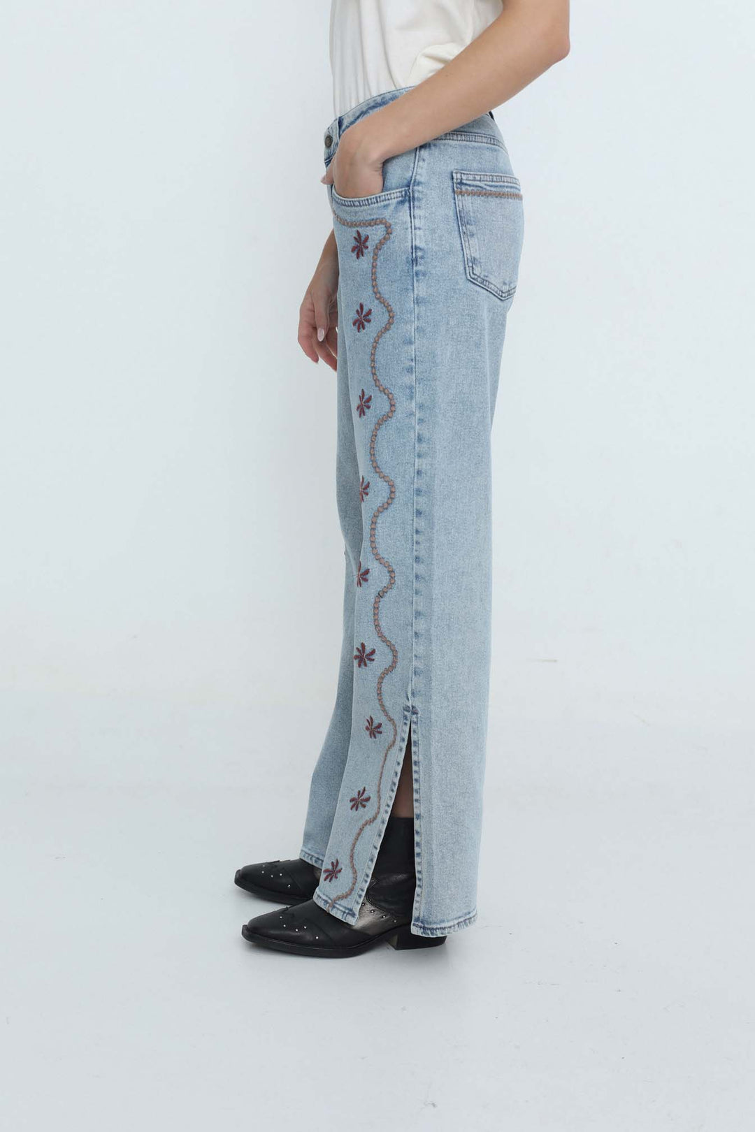 FLOWER EMBROIDERED JEANS
