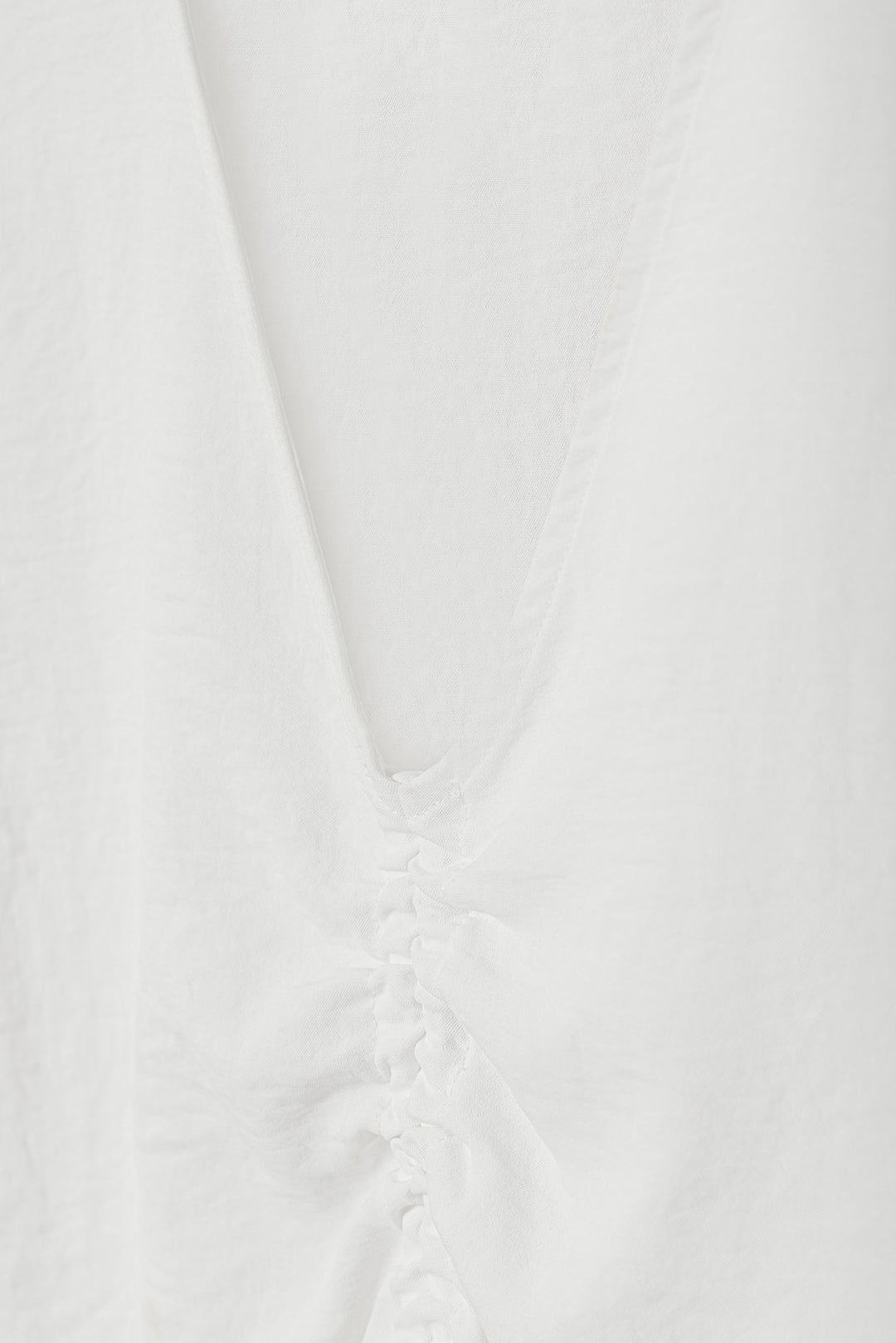 TOP FRUNCIDO ESCOTE PICO