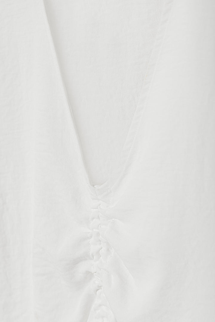 TOP FRUNCIDO ESCOTE PICO