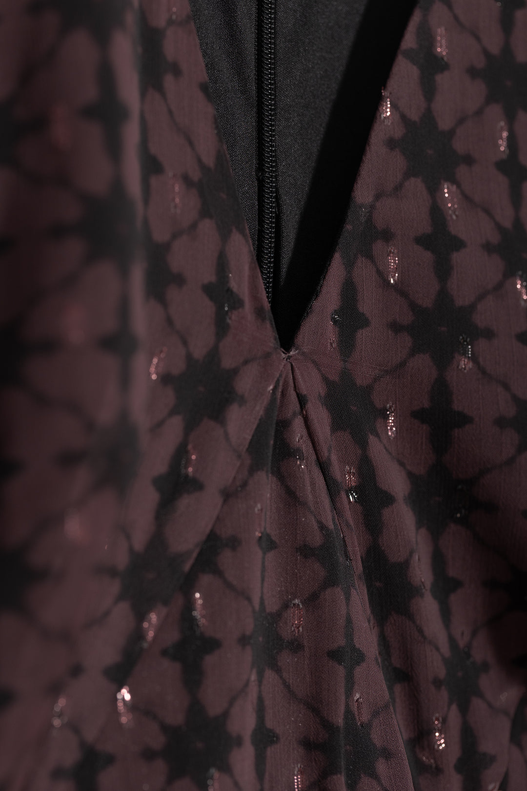 VESTIDO MIDI COM DECOTE EM V E RECORTE